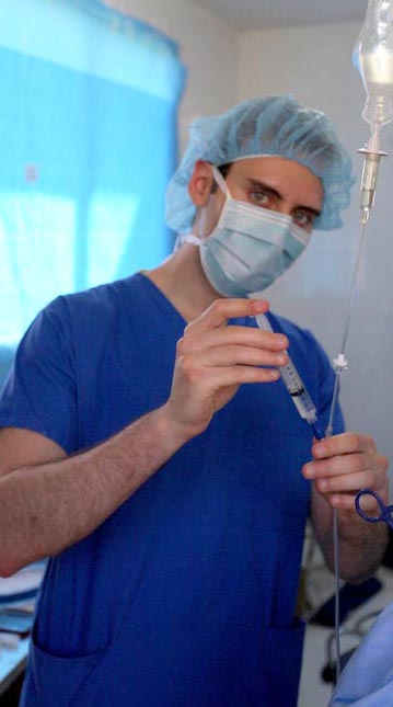 Image of Chris Ojeda working as an anesthesiologist's assistant Image of Chris Ojeda working as an anesthesiologist's assistant