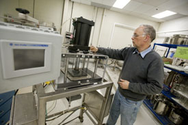 Rieks Bruins uses the Non-Destructive Seal Tester